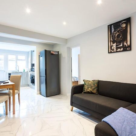 Amazing 3 Bedroom, 2 Bathroom, Ground Floor Flat With Garden, Near Train Station And Bus Stop ロンドン エクステリア 写真