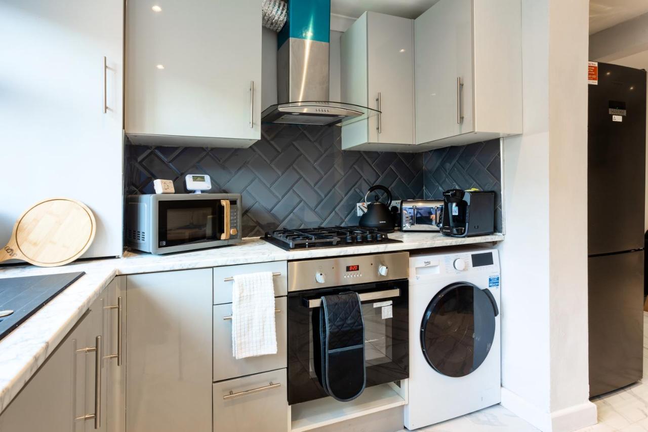 Amazing 3 Bedroom, 2 Bathroom, Ground Floor Flat With Garden, Near Train Station And Bus Stop ロンドン エクステリア 写真