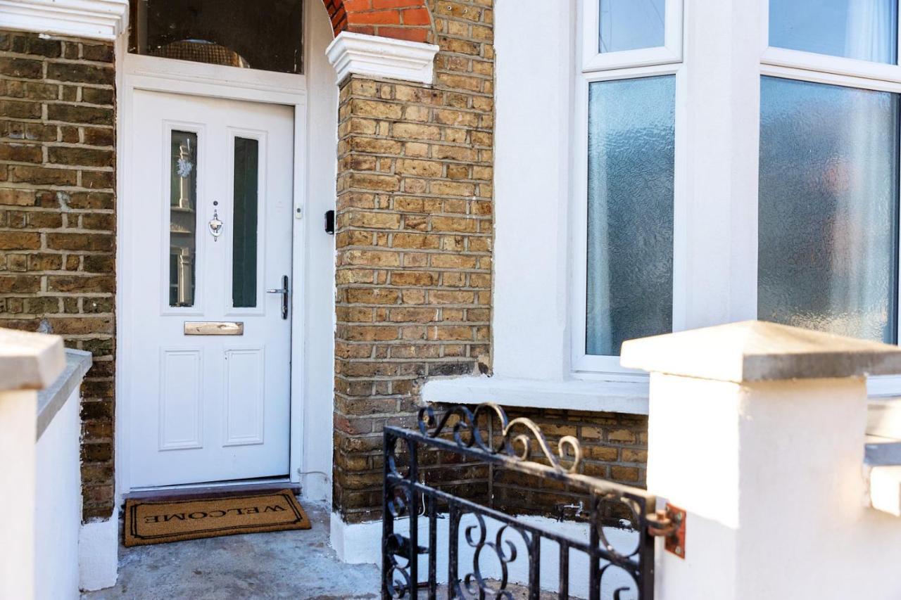 Amazing 3 Bedroom, 2 Bathroom, Ground Floor Flat With Garden, Near Train Station And Bus Stop ロンドン エクステリア 写真