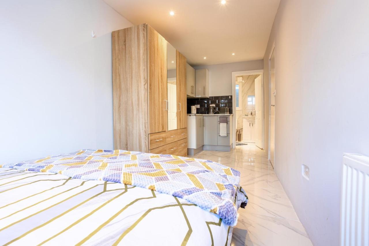Amazing 3 Bedroom, 2 Bathroom, Ground Floor Flat With Garden, Near Train Station And Bus Stop ロンドン エクステリア 写真