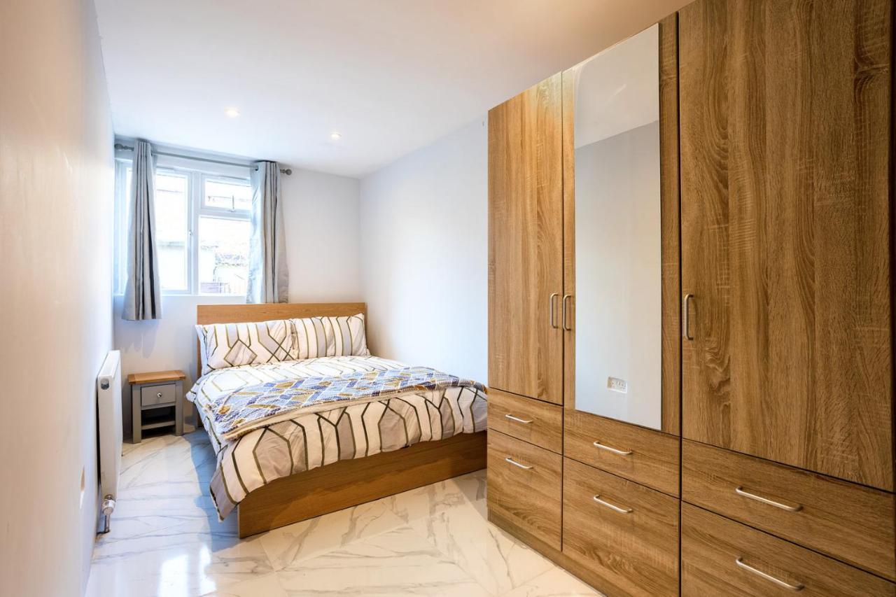 Amazing 3 Bedroom, 2 Bathroom, Ground Floor Flat With Garden, Near Train Station And Bus Stop ロンドン エクステリア 写真