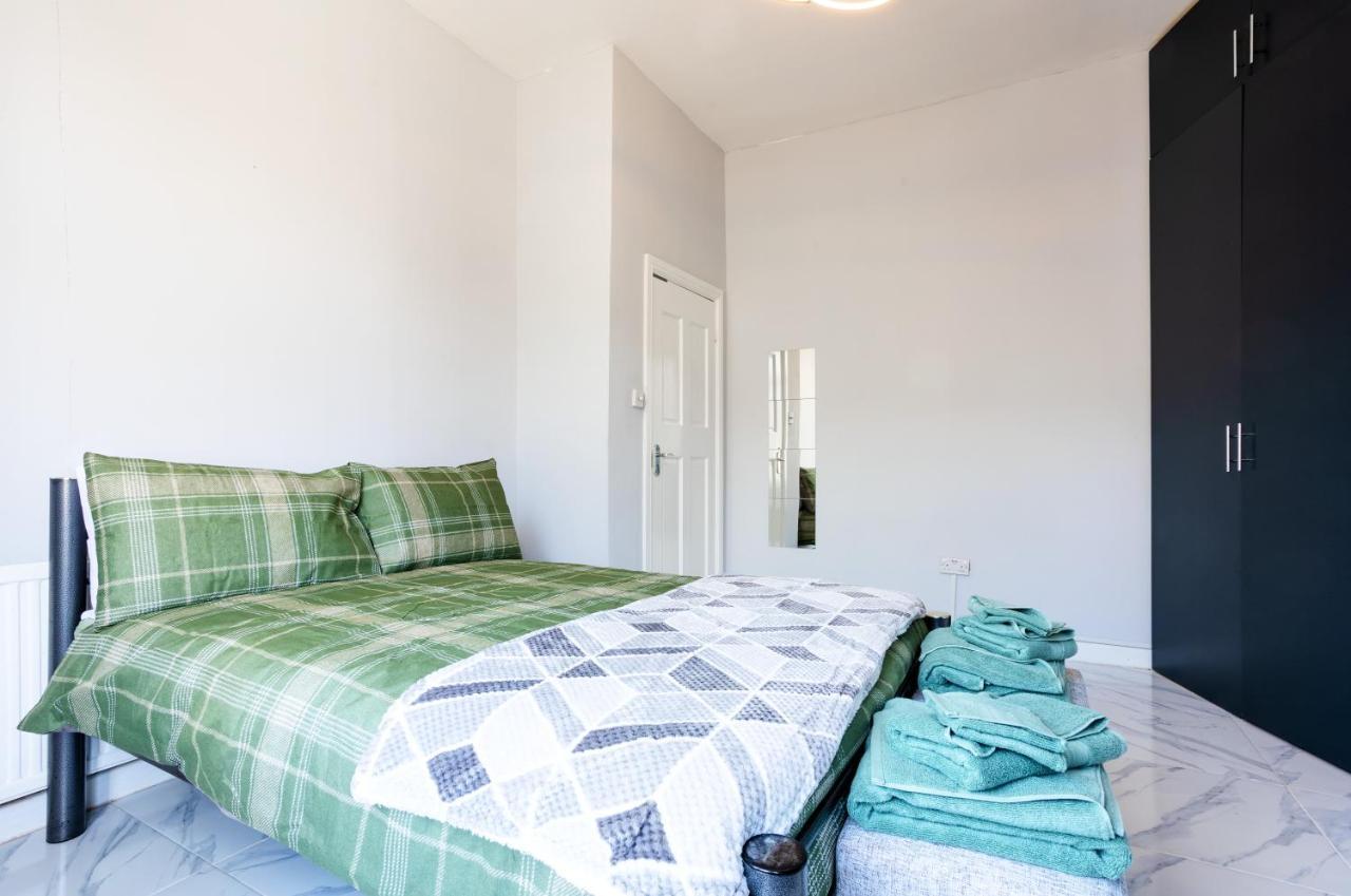 Amazing 3 Bedroom, 2 Bathroom, Ground Floor Flat With Garden, Near Train Station And Bus Stop ロンドン エクステリア 写真