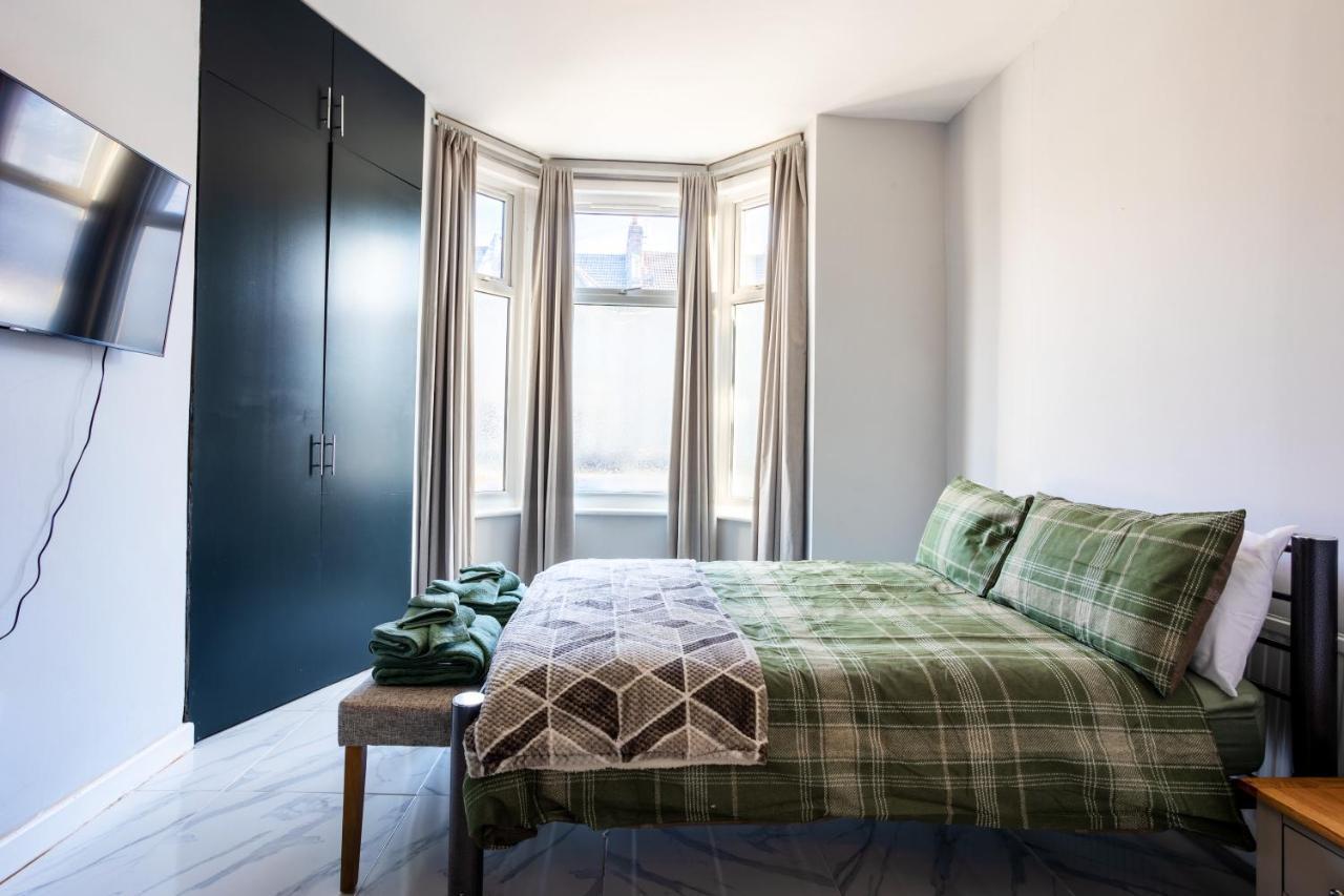 Amazing 3 Bedroom, 2 Bathroom, Ground Floor Flat With Garden, Near Train Station And Bus Stop ロンドン エクステリア 写真