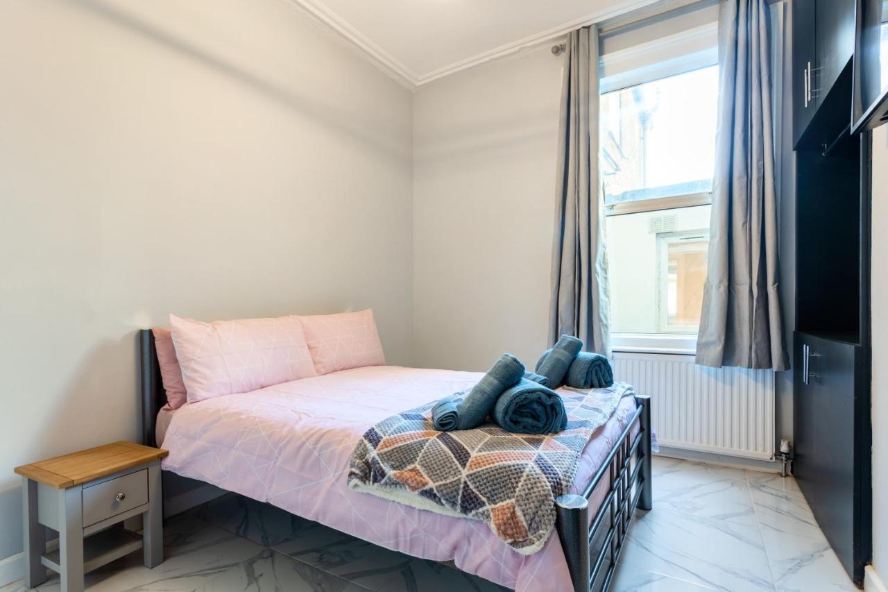 Amazing 3 Bedroom, 2 Bathroom, Ground Floor Flat With Garden, Near Train Station And Bus Stop ロンドン エクステリア 写真