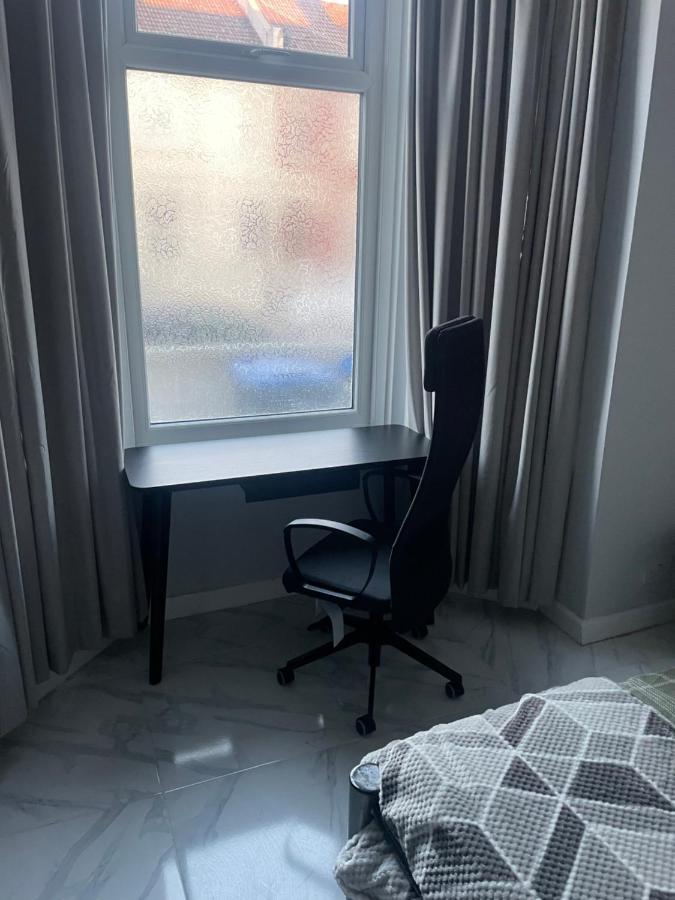 Amazing 3 Bedroom, 2 Bathroom, Ground Floor Flat With Garden, Near Train Station And Bus Stop ロンドン エクステリア 写真